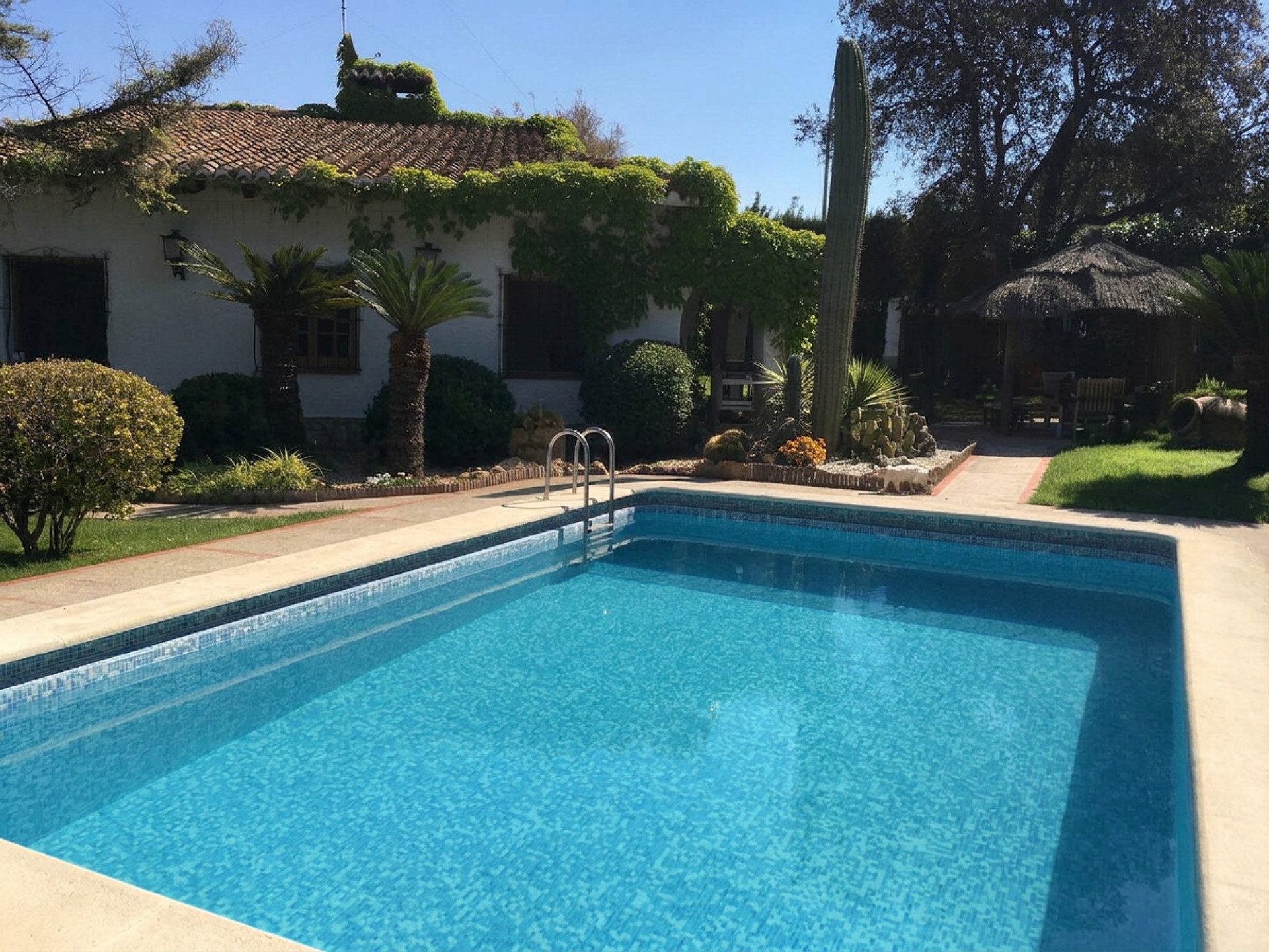 Piscina y jardín de Hacienda Cobin, una de las casas que gestiona Casa Niu